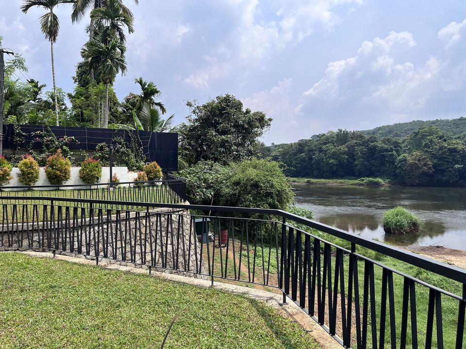 The sundowner deck above the Chalakudy river